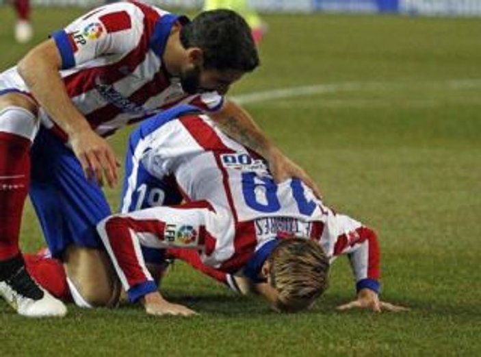 Fernando Torres golü attı çimleri öptü
