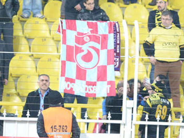 Saraçoğlu'nda Trabzonspor bayrağı astılar