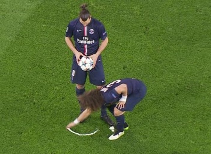 Ibrahimovic ile David Luiz, Cüneyt Çakır'ı kandırdı
