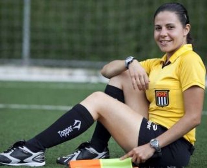 Kadın yan hakem Tatiane Sacilotti futbolcuyu azarladı