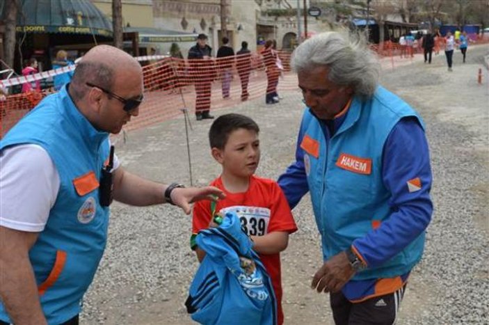 Enes Bozkurt yarışı bıraktı yaralı şahini kurtardı