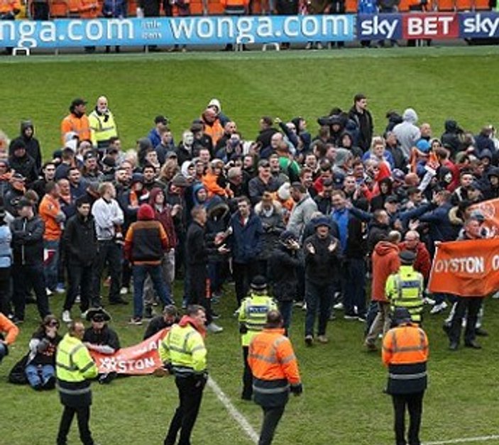 Blackpool Huddersfield maçında taraftarlar sahaya daldı