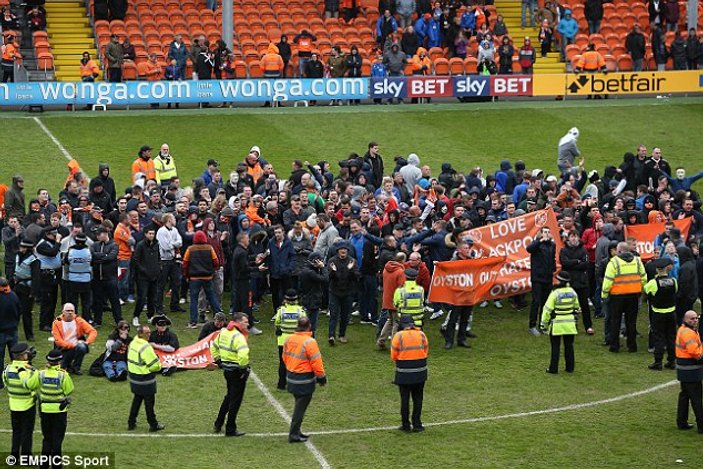 Blackpool Huddersfield maçında taraftarlar sahaya daldı