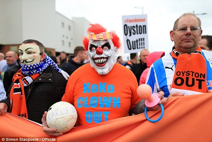 Blackpool Huddersfield maçında taraftarlar sahaya daldı