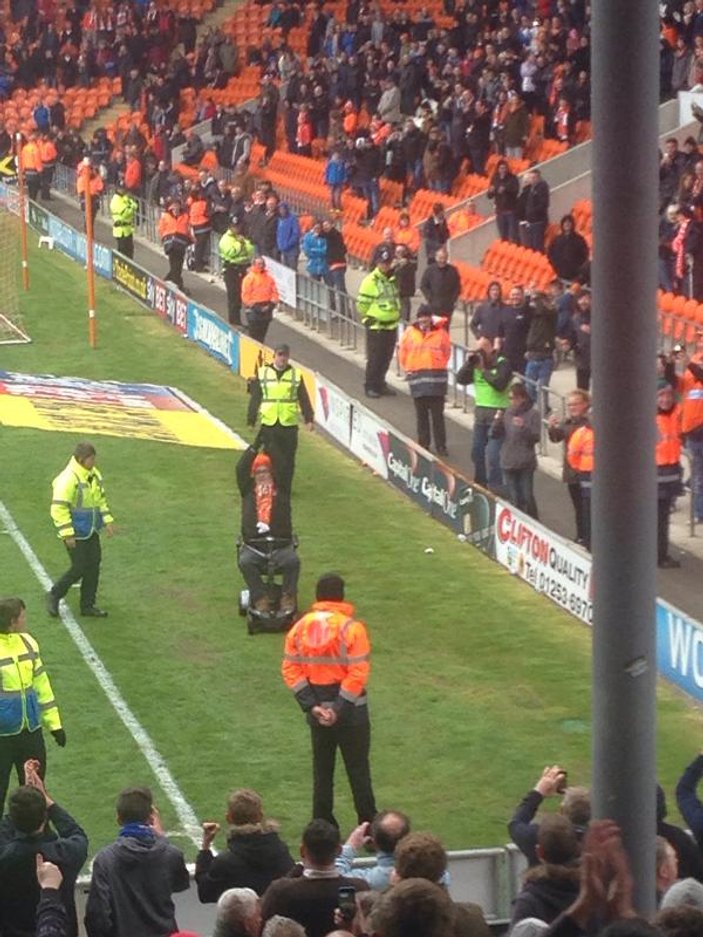 Blackpool Huddersfield maçında taraftarlar sahaya daldı
