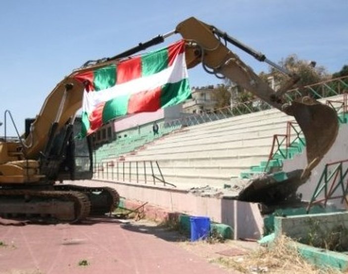 Karşıyaka Stadı'na ilk kazma vuruldu