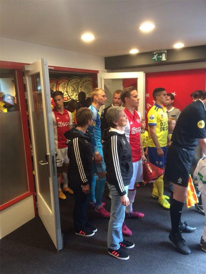 Ajaxlı oyuncular maça anneleriyle beraber çıktılar