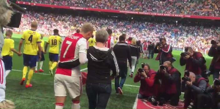 Ajaxlı oyuncular maça anneleriyle beraber çıktılar