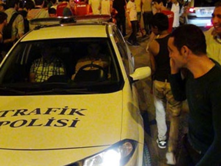 Adıyaman'da polis Galatasaraylılara üçlü çektirdi İZLE