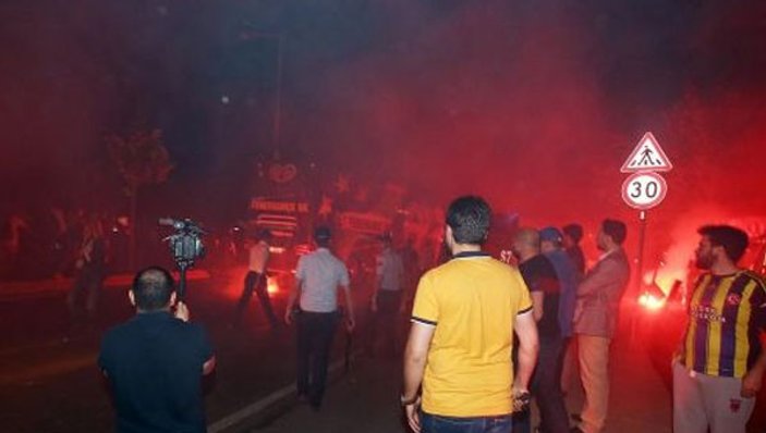 Fenerbahçe taraftarları takım otobüsüne saldırdı