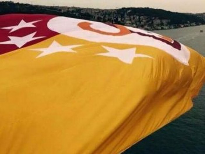 Boğaziçi Köprüsü'ne Galatasaray bayrağı asıldı 