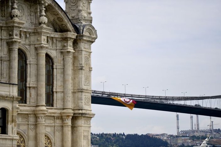Boğaziçi Köprüsü'ne Galatasaray bayrağı asıldı