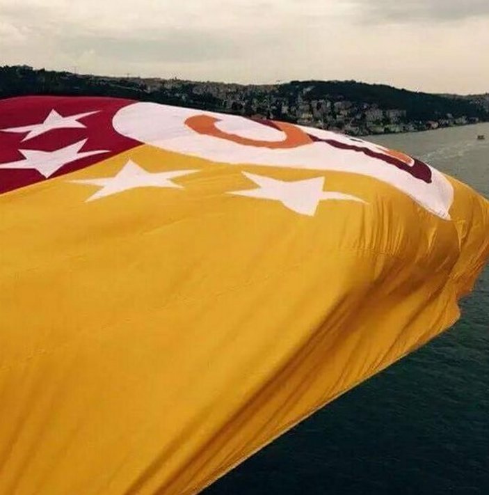 Boğaziçi Köprüsü'ne Galatasaray bayrağı asıldı