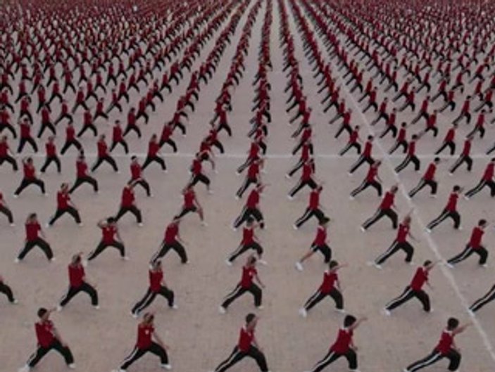 36 bin kung fu öğrencisinden özel klip İZLE