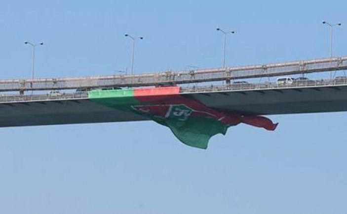 Karşıyaka bayrağı köprüye yapıştı