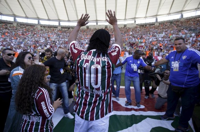 Ronaldinho'yu binlerce taraftar karşıladı