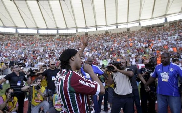 Ronaldinho'yu binlerce taraftar karşıladı