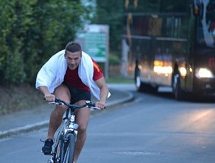 Bisiklete binen Podolski takım otobüsüyle yarıştı