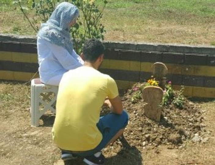 Kenan Sofuoğlu, bebeği Hamza'nın mezarını ziyaret etti