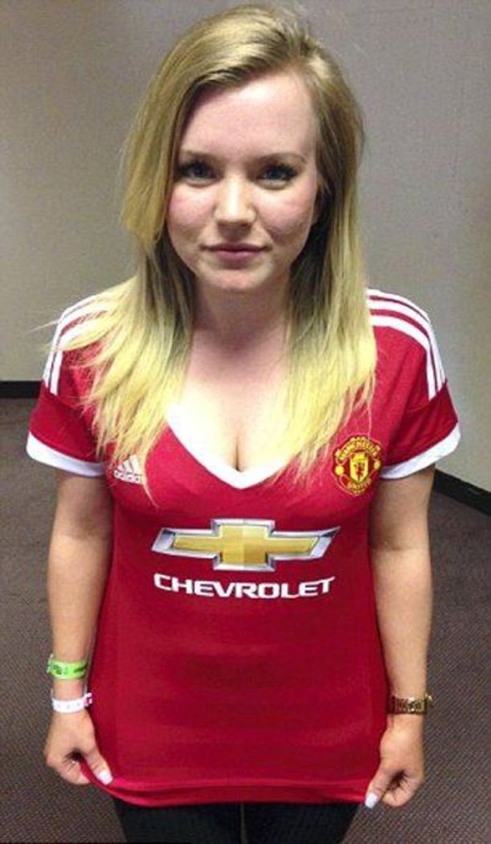 Manchester United'ın kadın formaları tepki çekti