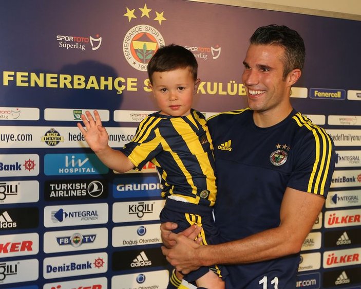 Van Persie kendisi için ağlayan taraftarla buluştu İZLE