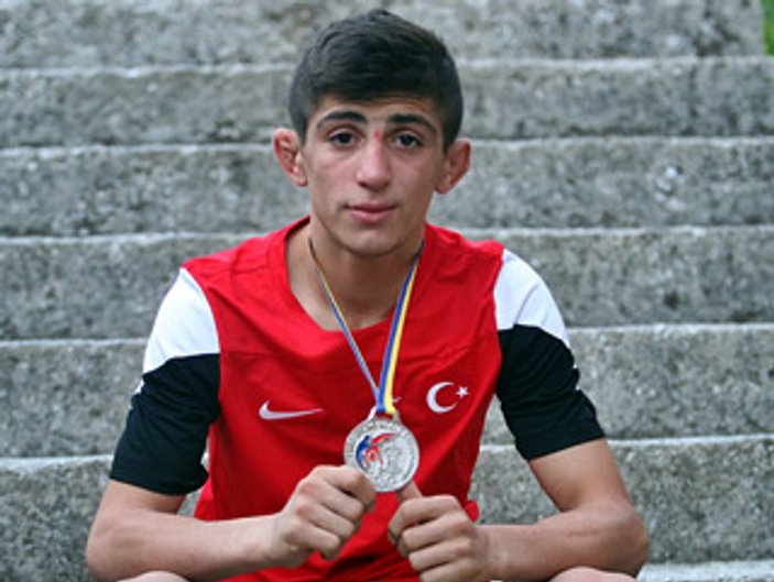 Genç güreşçi Kerem Kamal dünya ikincisi oldu