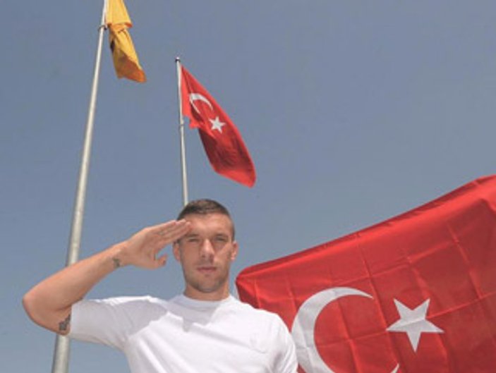 Podolski'nin Türk bayrağıyla pozu Almanya'yı karıştırdı