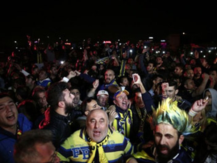 Fenerbahçelilerden Aziz Yıldırım'a sevgi gösterisi İZLE