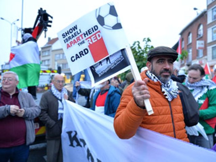 Belçika'da İsrail'e kırmızı kart protestosu