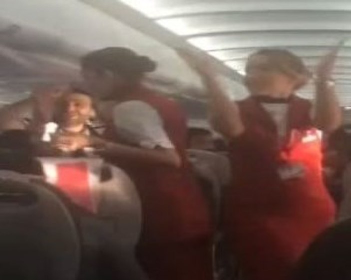 Beşiktaşlı taraftarlar hostesi çoşturdu - İZLE