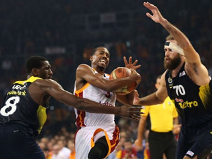 Galatasaray potada derbisinde Fenerbahçe'yi yendi