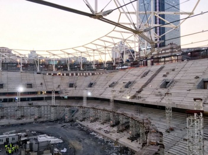 Vodafone Arena'nın çatısı tamamen kaldırıldı