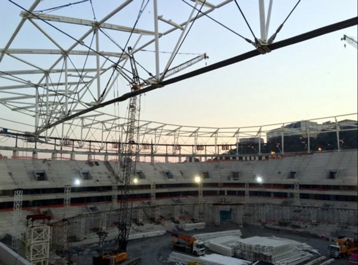 Vodafone Arena'nın çatısı tamamen kaldırıldı