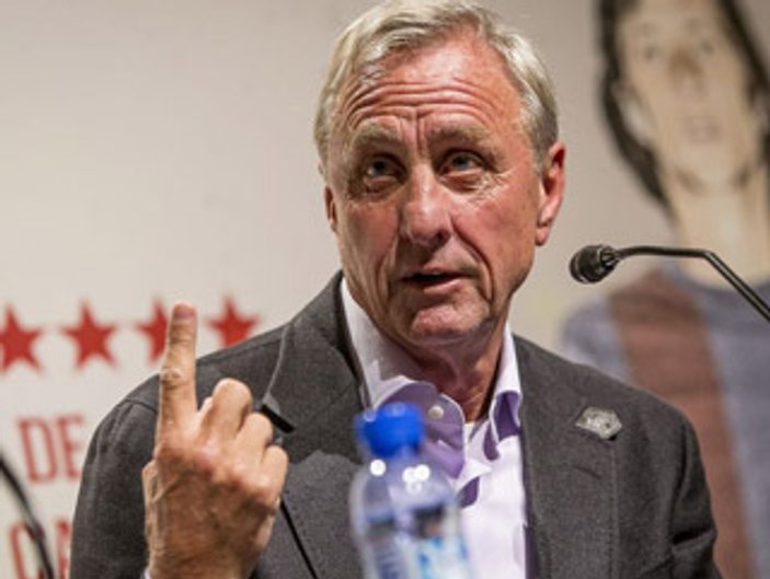 Cruyff görevinden istifa etti