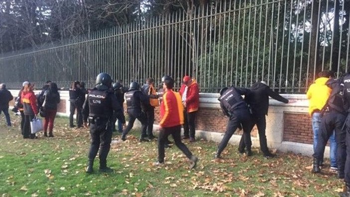 İspanyol polisinden G.Saraylılara terörist muamelesi