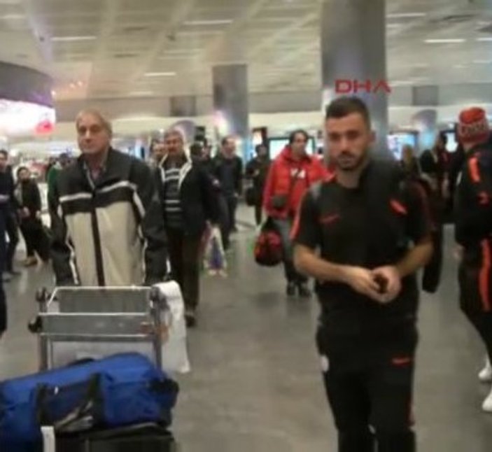 Galatasaraylı futbolculara havaaalanında büyük tepki