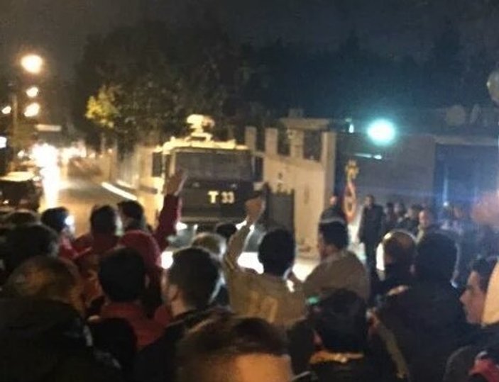 Galatasaray taraftarlarından derbi protestosu