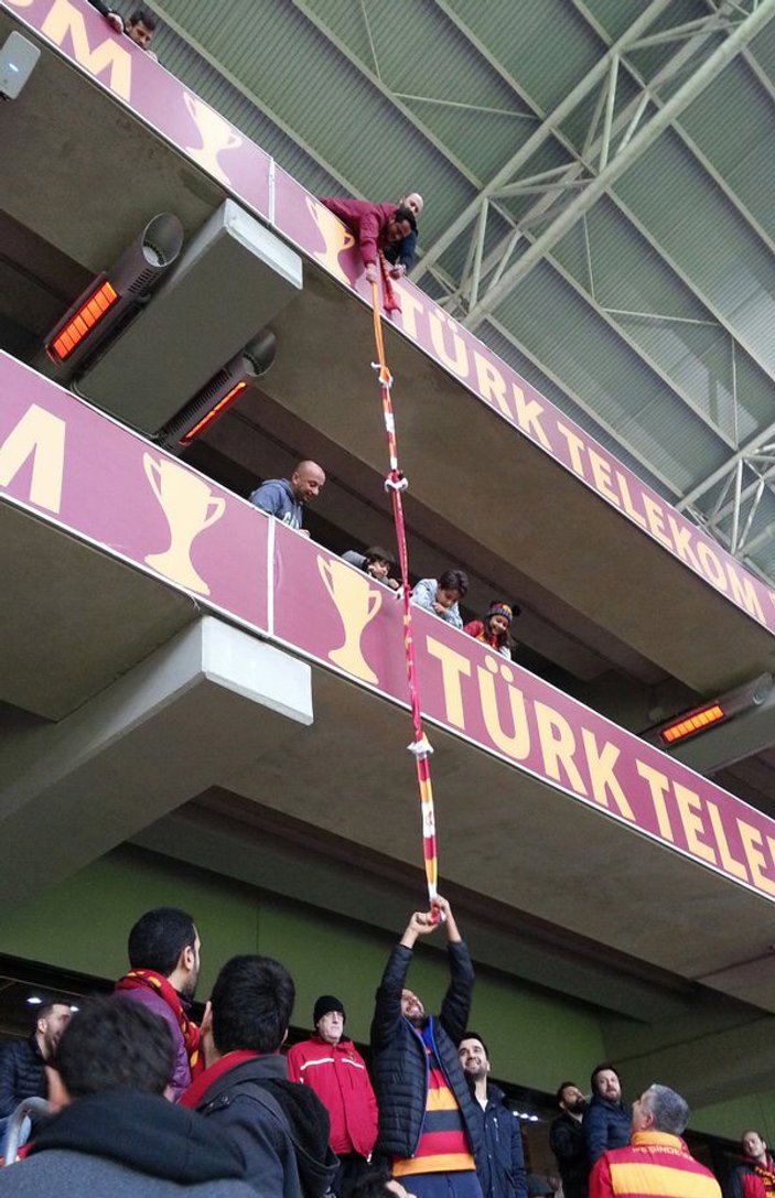 TT Arena'da atkı dayanışması