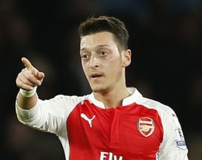 Mesut Özil'in asistleri Arsenal'ı galibiyete taşıdı