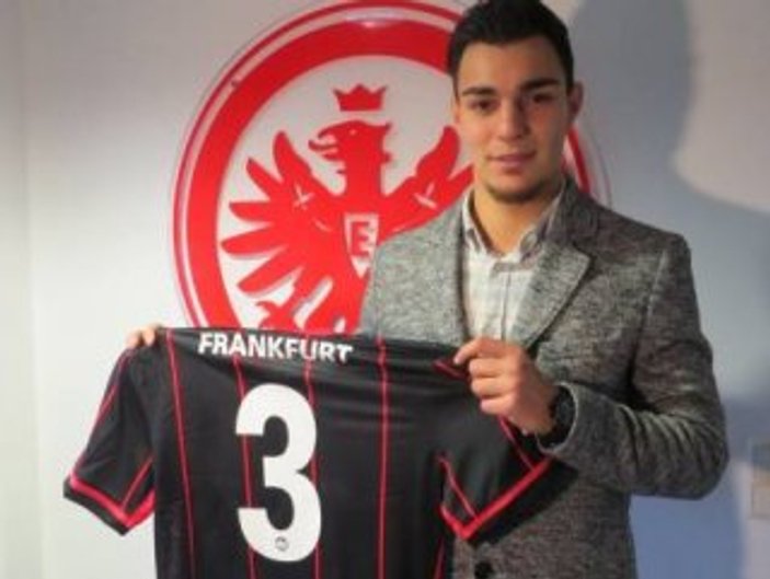 Schalke'li Kaan Ayhan Frankfurt'a kiralandı