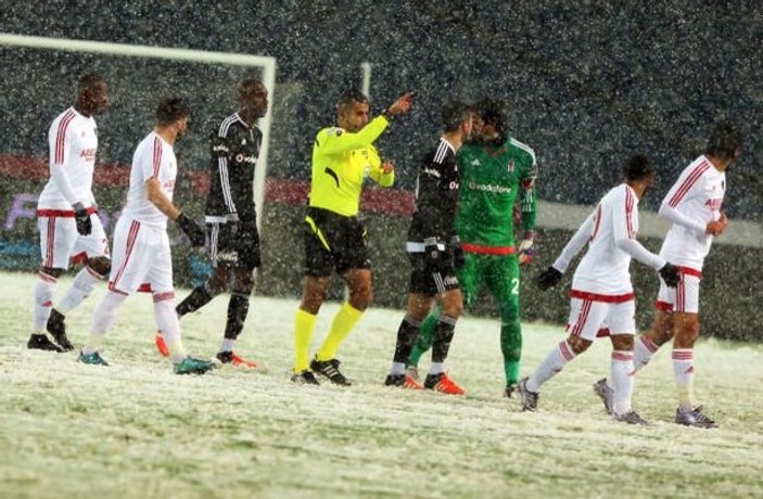 Beşiktaş-Mersin İdman Yurdu maçı tatil edildi