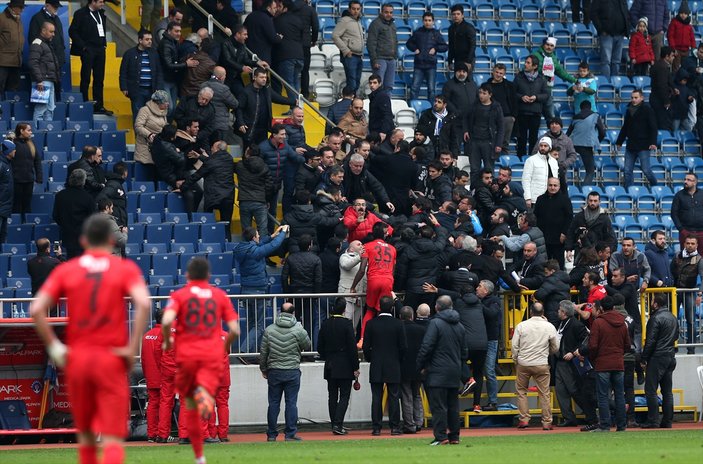 Kasımpaşa-Eskişehirspor maçı sonrası kavga çıktı - İZLE