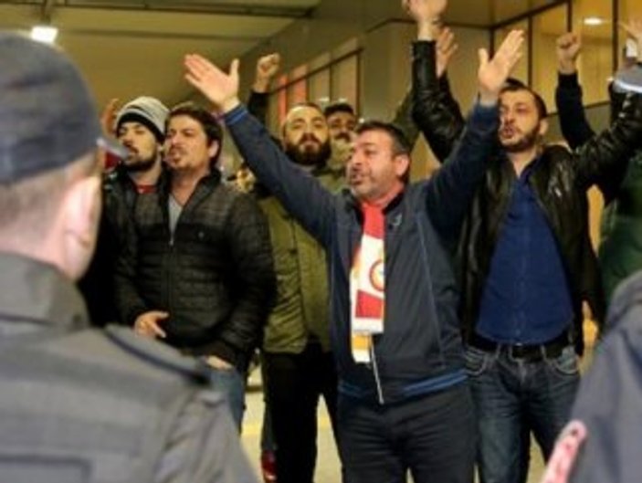 G.Saraylı futbolcular havaalanında protesto edildi