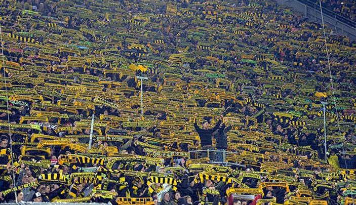 Dortmund maçında bir taraftar öldü tribünler sustu - İZLE