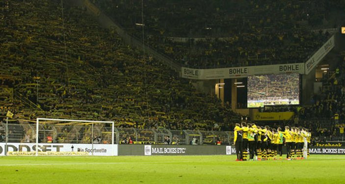 Dortmund maçında bir taraftar öldü tribünler sustu - İZLE