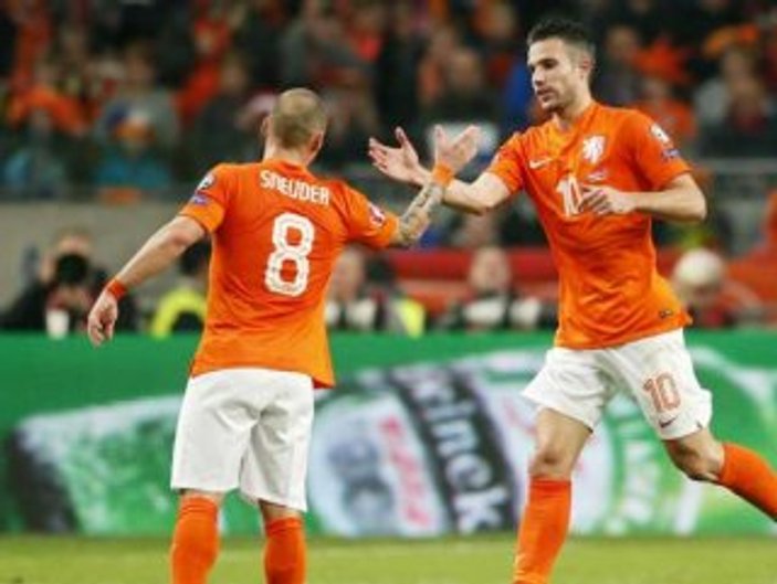 Hollanda'da Sneijder var Robin van Persie yok