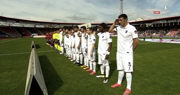 Trabzonsporlu futbolcular asker selamı verdi