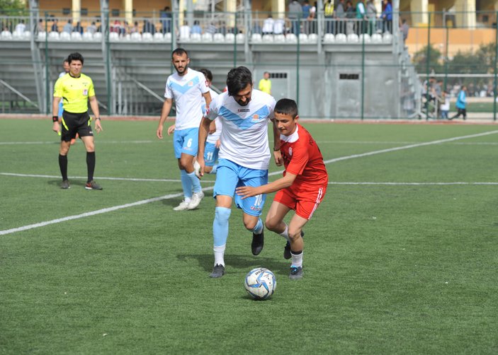 Futbolculara kızdı sahaya çocukları çıkardı