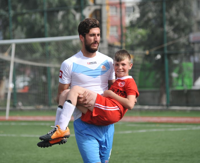 Futbolculara kızdı sahaya çocukları çıkardı