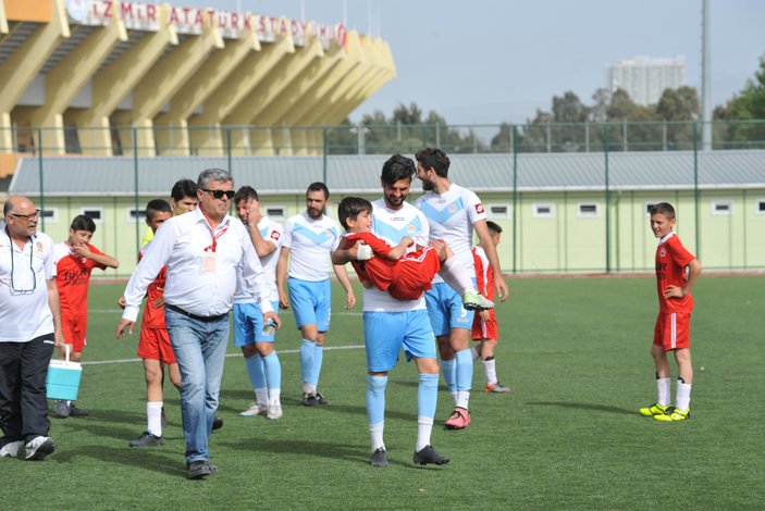 Futbolculara kızdı sahaya çocukları çıkardı